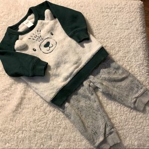 Carter’s 2 piece snuggly bear jogger outfit